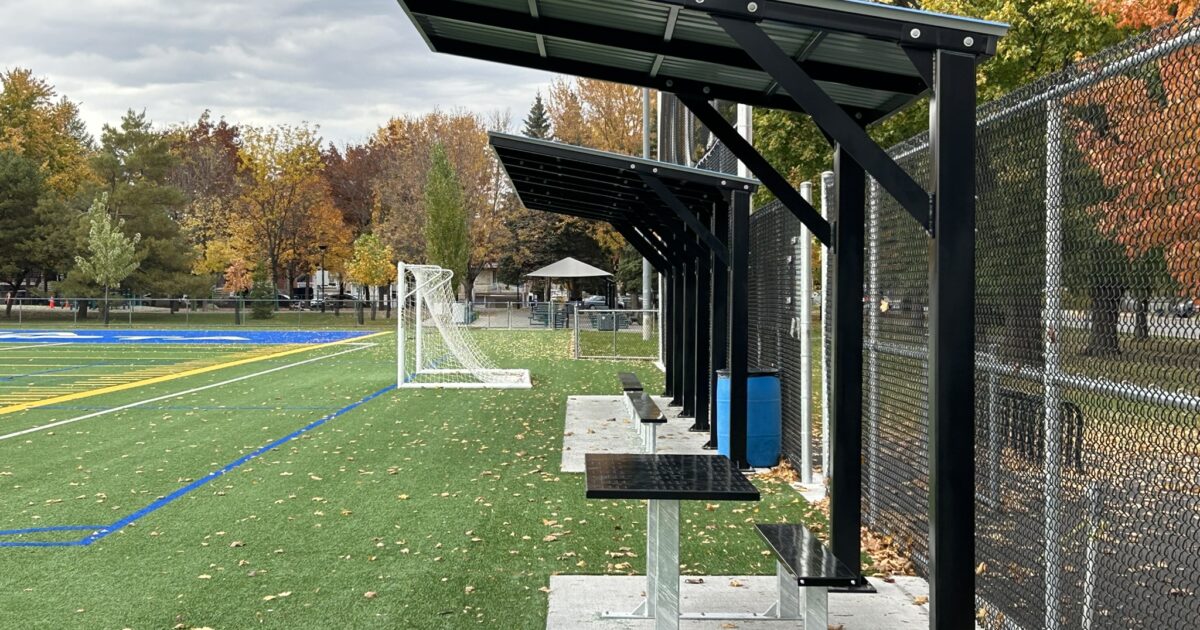 Nouveau terrain synthétique au parc des hirondelles Nouveau terrain synthétique au parc des hirondelles