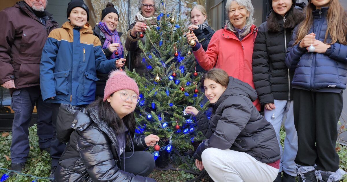 Des élèves du collège Mont-Saint-Louis sont venus décorer les arbres de Noël du Quartier des générations à Ahuntsic-Cartierville. Des élèves du collège Mont-Saint-Louis sont venus décorer les arbres de Noël du Quartier des générations à Ahuntsic-Cartierville.