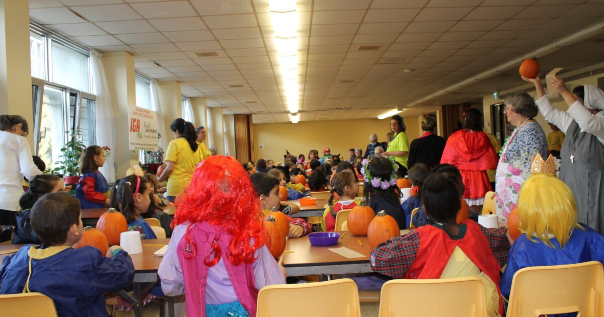 Activité intergénérationnelle de décoration des citrouilles Activité intergénérationnelle de décoration des citrouilles