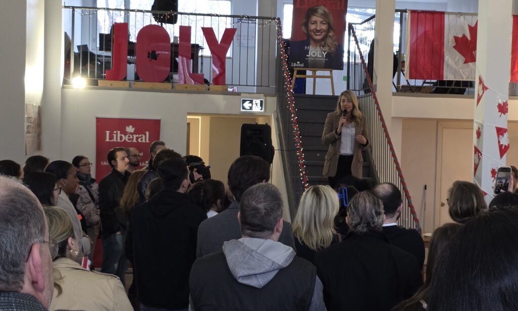 Mélanie Joly dans son local de campagne sur la Promenade Fleury.