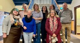 Mélanie Joly au centre sur la rue Laverdure au milieu de représentants du milieu communautaire.