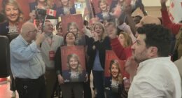 Mélanie Joly au milieu des bénévoles à l'annonce de sa victoire.