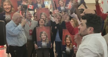 Mélanie Joly au milieu des bénévoles à l'annonce de sa victoire.