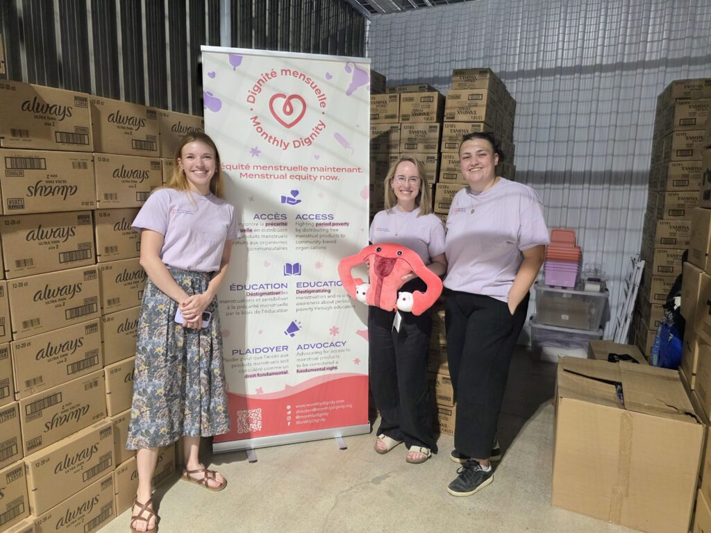 Hayley Newman-Petryshen,Clara Bolster-Foucault et Sophia Harman-Heath de Dignité mensuelle dans leur entrepôt à Ahuntsic. Produits mentsruels