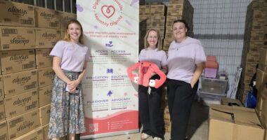 Hayley Newman-Petryshen, Clara Bolster-Foucault et Sophia Harman-Heath de Dignité mensuelle dans leur entrepôt à Ahuntsic. Produits mentsruels