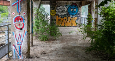 Graffitis sur les structures du site des Moulins dans le Sault-au-Récollet.