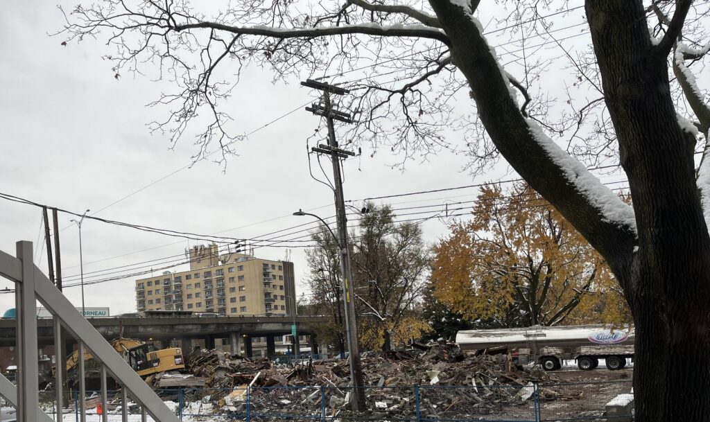 Après la démolition du 745, boulevard Crémazie Est, des logements de transition seront construits. 