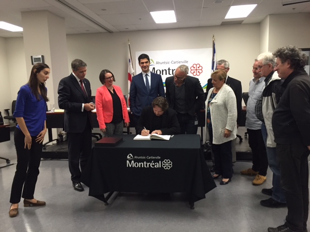 Signature du livre d'or (Photo: Mélanie Meloche-Holubowski)