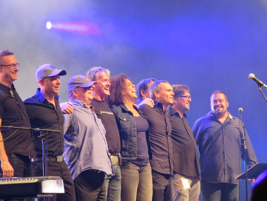 Les derniers moments du Festiblues le 14 août dernier. On peut reconnaître Guy Bélanger (4e à partir de la gauche, Sylvie Desgroseilliers (5e) et Martin Goyette (à droite) (Photo : Philippe Rachiele)