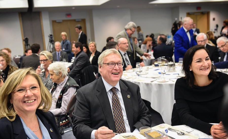 La député Marie Montpetit en compagnie du Dr. Gaétan Barrette, lors d'un dîner avec les médias pour montrer la qualité des repas services en CHSLD et dans les hôpitaux. (Photo: Facebook / Marie Montpetit)