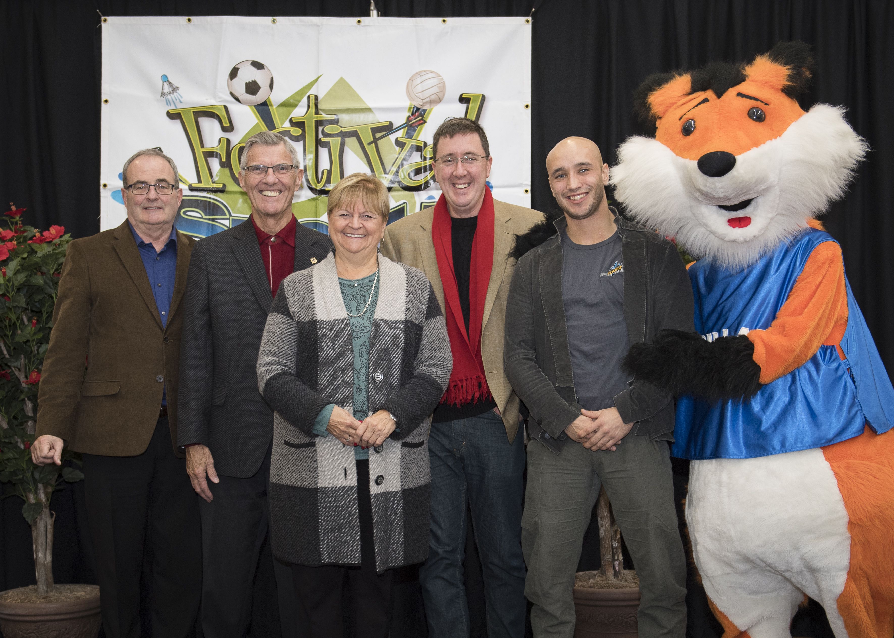 Sur la photo on remarque de gauche à droite, Laurent Legault, Directeur de la direction de la culture, des sports, des loisirs et du développement social à l'arrondissement, Pierre Gagnier, maire de l'arrondissement, Lorraine Pagé, conseillère du district Sault-au-Récollet, Martin Fecteau, représentant la ministre Christine St-Pierre, Francis Luna-Grenier, athlète en haltérophilie qui a donné une conférence pour l'occasion sur la motivation par le sport et la persévérance, et Gaillard, mascotte d'Ahuntsic-Cartierville. (Source : Arrondissement)