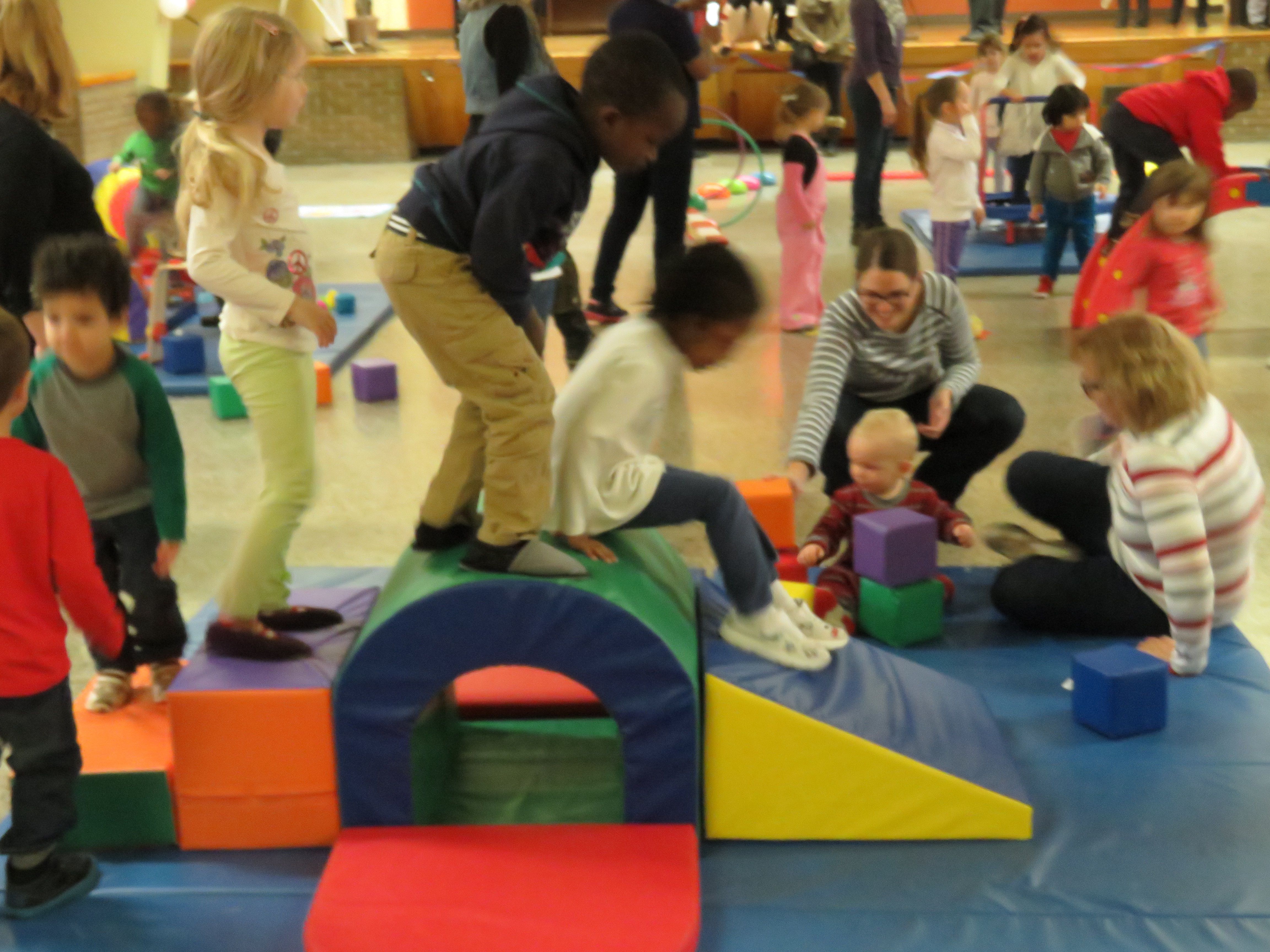 Des jeunes s'amusent dans les nouveaux parcs intérieurs du quartier (Photo: Philippe Rachiele)
