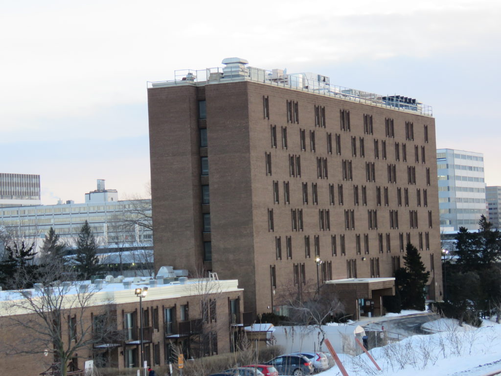 L'immeuble, situé au 9600, rue St-Denis, qui accueillera la future Maison des naissances plus tard que prévu. (Photo: Archives jdv )
