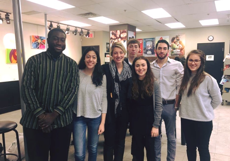 Voici le conseil jeunesse de la circonscription Ahuntsic-Cartierville en compagnie de la députée et ministre Mélanie Joly. De g. à dr.: Caleb Owusu-Acheaw, Amina Hammache, M. Joly, Tristan Santoire-Joset, Eve Lachapelle, Leonardo Torosian, et Anne St-Jean.