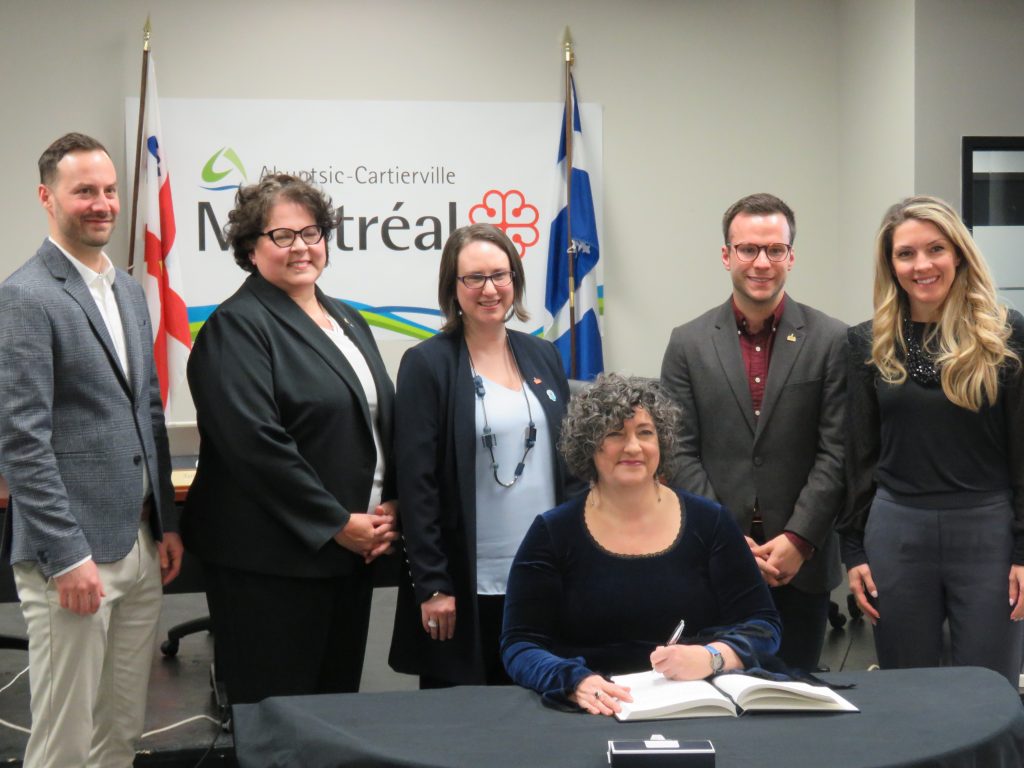 Lors de la signature du livre d'or au conseil d'arrondissement du 11 mars 2019