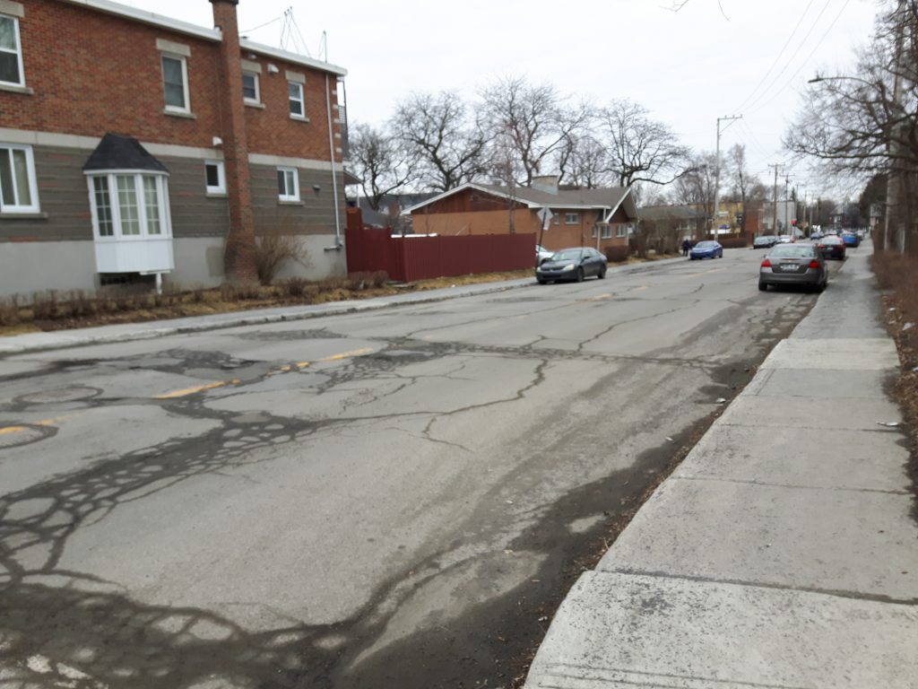 Rue Sauriol coin Millen le dimanche matin 7 avril 8h25 (Photo : jdv - Philippe Rachiele) Ahuntsic-Cartierville Montréal