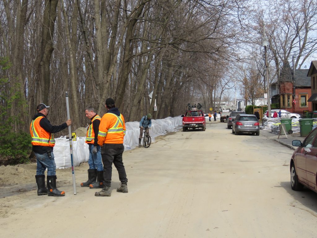 Employés de la ville avec poteau indiquant la limite de la crue 2017. Rue Crevier lors des inondations 2019 dans Cartierville (Photo : jdv - Philippe Rachiele) Ahuntsic-Cartierville Montréal