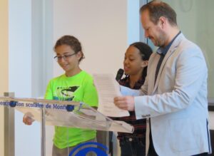 Les élèves Élie Malouf et Jennifer Ruby-Arseneault avec le directeur Stéphane Rochefort lors de l'inauguration de la nouvelle aile de l'école St-Benoît, (Photo : jdv - Philippe Rachiele) csdm ahuntsic cartierville montréal