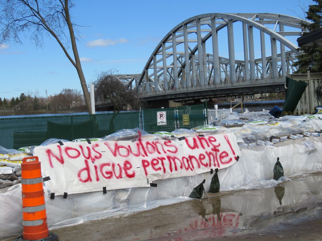 Lors de la visite du ministre de la défense Harjit Singh Sajjan, Mélanie Joly, Émilie Thuillier, Effie Giannou, après l'érection d'une digue lors des inondations 2019 (Photo : jdv - Philippe Rachiele) Ahuntsic Cartierville Montréal