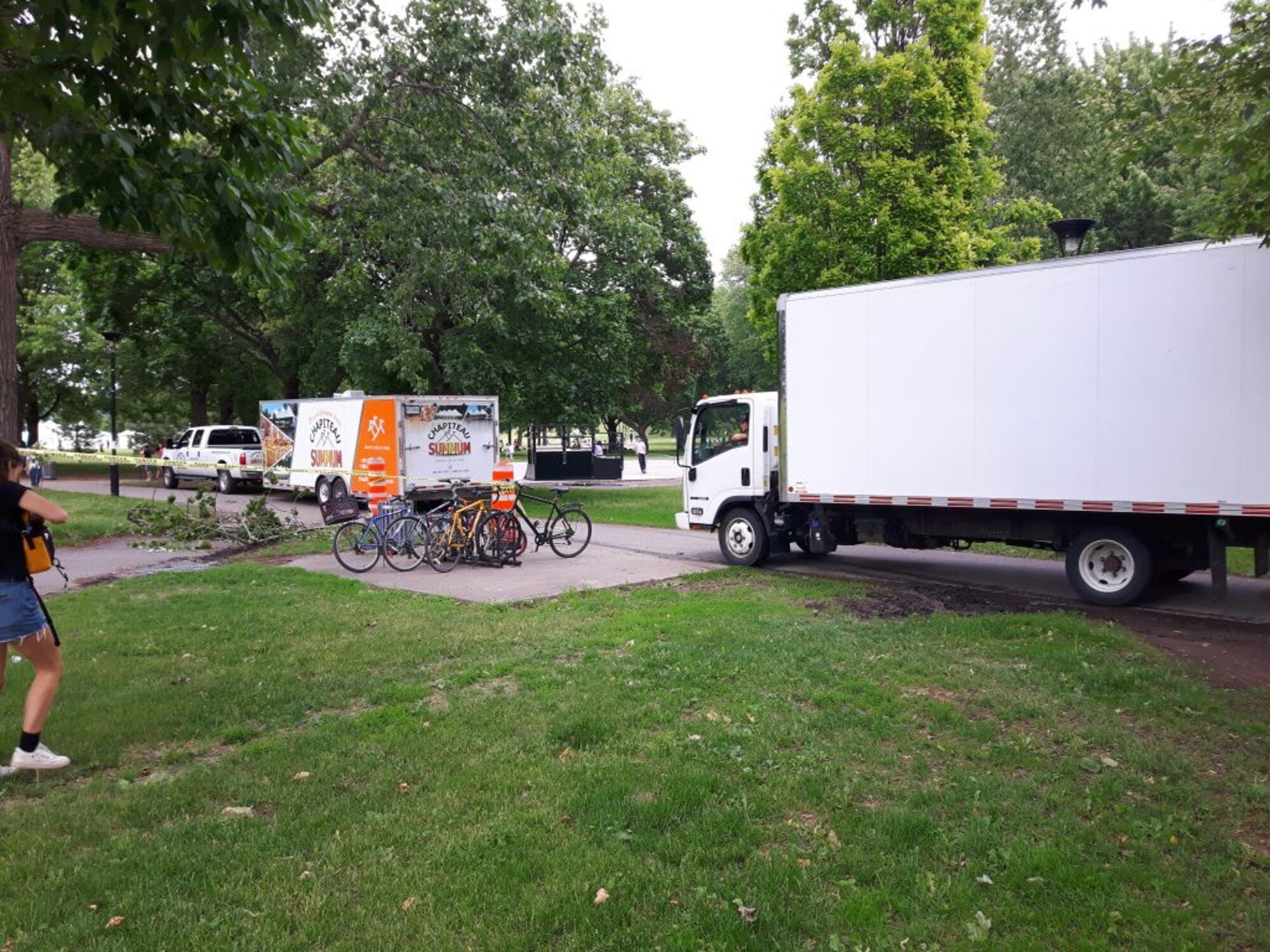 Camions dans le parc Ahuntsic en provenance de Lajeunesse (Photo : jdv - Philippe Rachiele)