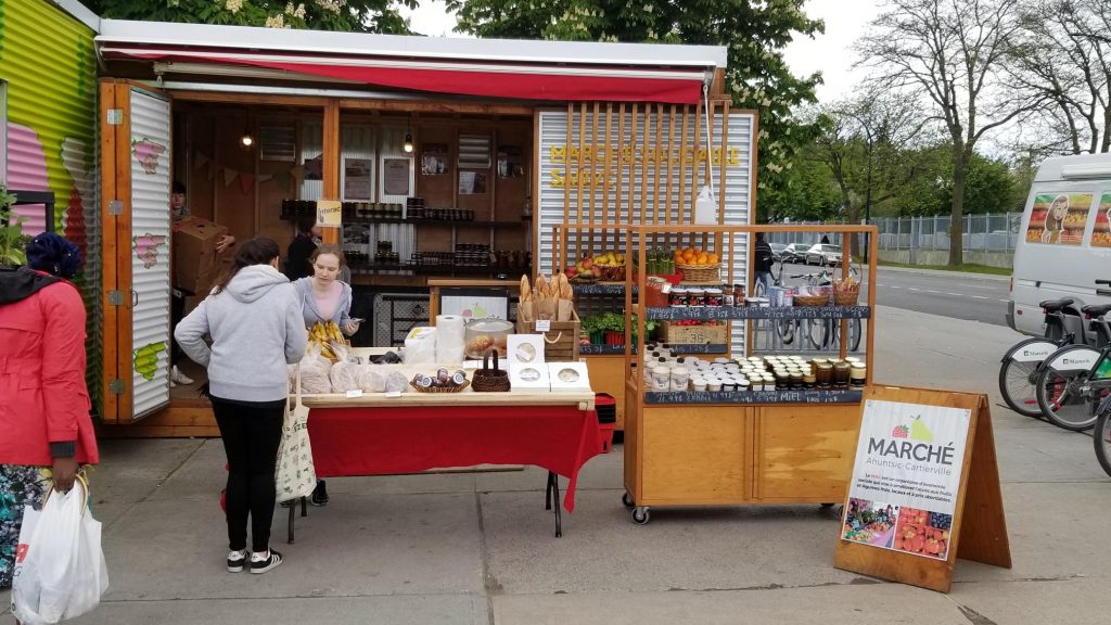Premier jour du Marché Ahuntsic Cartierville (MAC) au métro Sauvé en ce 3 juin (Photo: jdv J. Collet)
