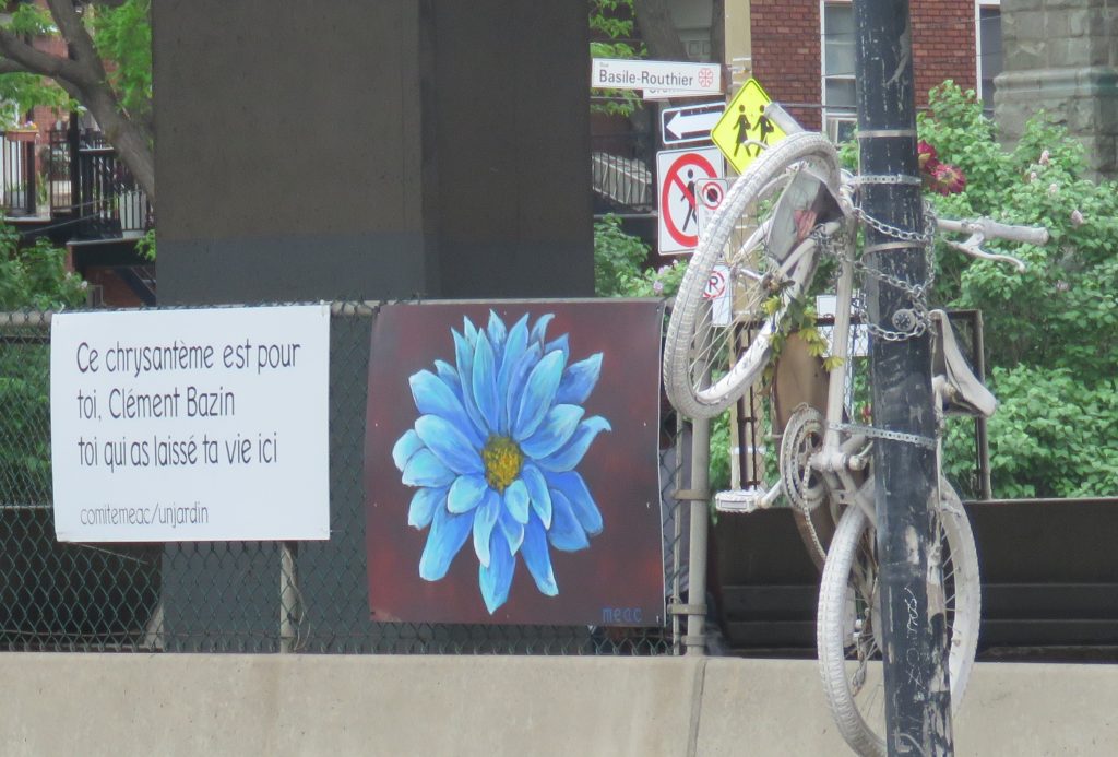 Vélo blanc de Clément Bazin au «Jardin sous la Métropolitaine» (Photo : jdv - Philippe Rachiele)