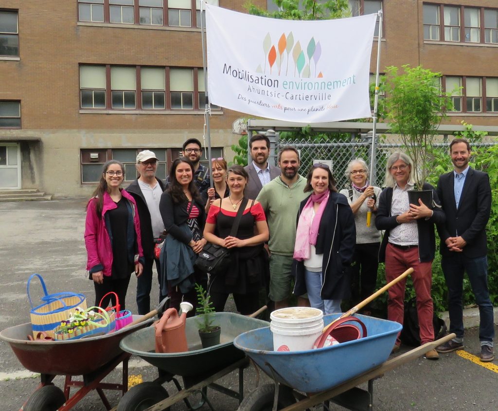 Un jardin sous la Métropolitaine avec le Comité Méac, Ahuncycle, le CRE, les élus et Vélo Québec (Photo : jdv - Philippe Rachiele)