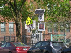 Afficheur de vitesse sur St-Laurent à l'école Ahuntsic. (Photo : Nicolas Brasseur)