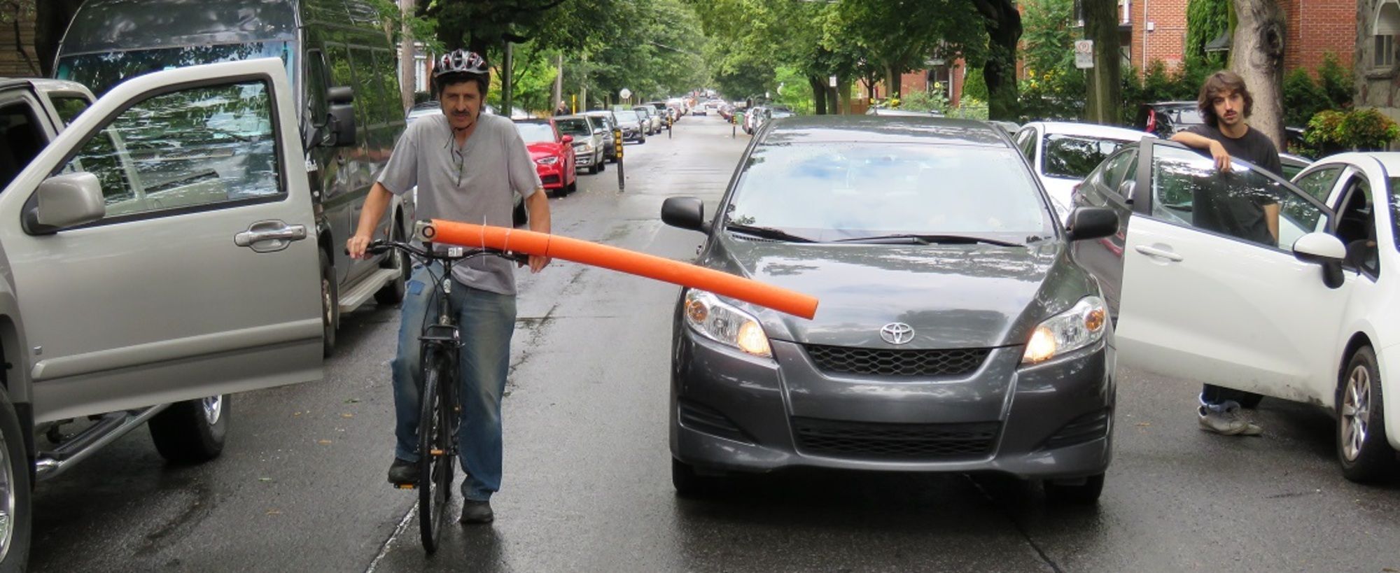 Une nouille de piscine dépassant le guidon d'exactement un mètre illustre la distance à respecter pour un dépassement dans une zone de 50 km/h (Photo : jdv - Joran Collet)