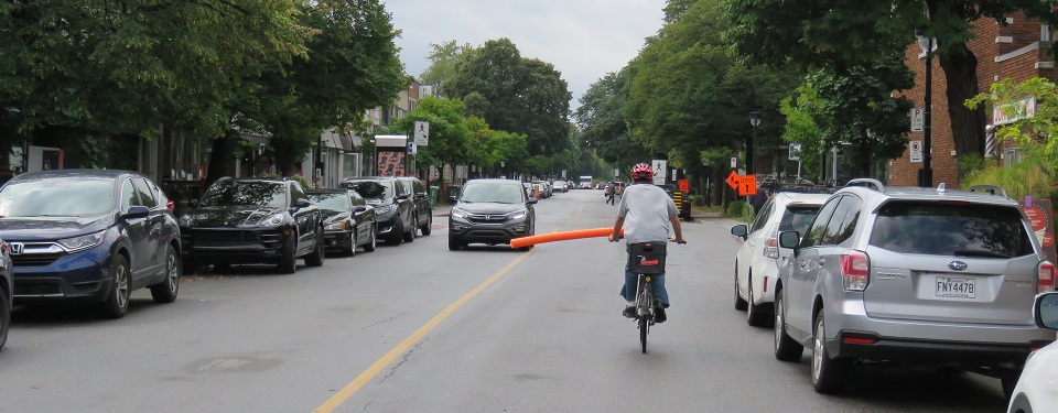 Un accessoire de piscine dépassant le guidon d'un mètre exactement illustre la distance à respecter pour un dépassement dans une zone de 50 km/h ou moins comme ici sur Fleury Ouest (Photo : jdv - Joran Collet)