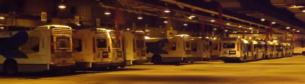 Quelques autobus en attente au garage du centre de transport Legendre de la STM (Photo : jdv - P. Rachiele)