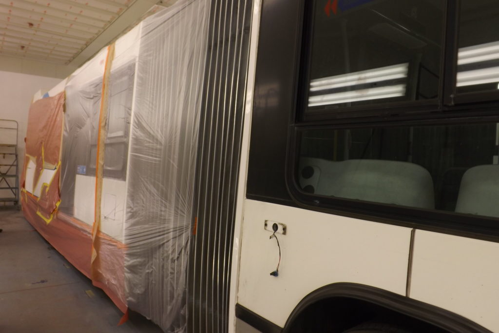 Autobus à l'atelier de peinture dans la section carosserie (Photo : jdv - P. Rachiele)