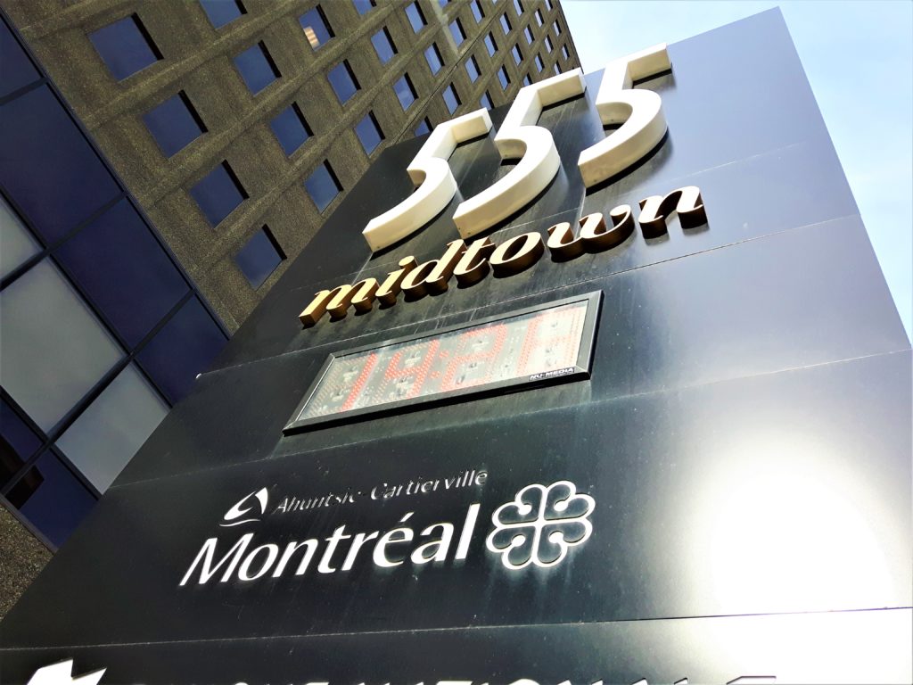 Panneau à l'entrée du 555 chabanel O