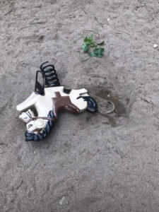 Cheval à ressort brisé, parc Nicolas-Viel