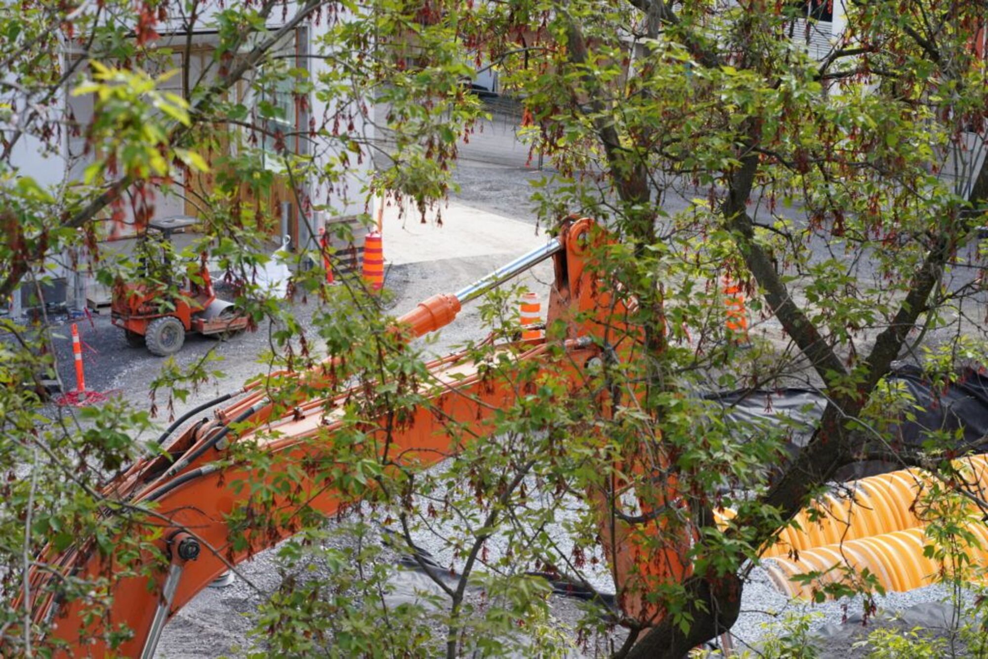 Matthew, qui vit au deuxième étage du bloc, n’a pas l’impression que le dispositif anti-son amoindrit le tintamarre du chantier.