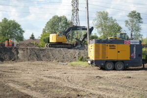 Le chantier de la gare du ruisseau (REM) ralentit la circulation sur O'Brien. Photo prise à partir du boulevard Henri-Bourassa. (Photo JDV – François-Alexis Favreau)