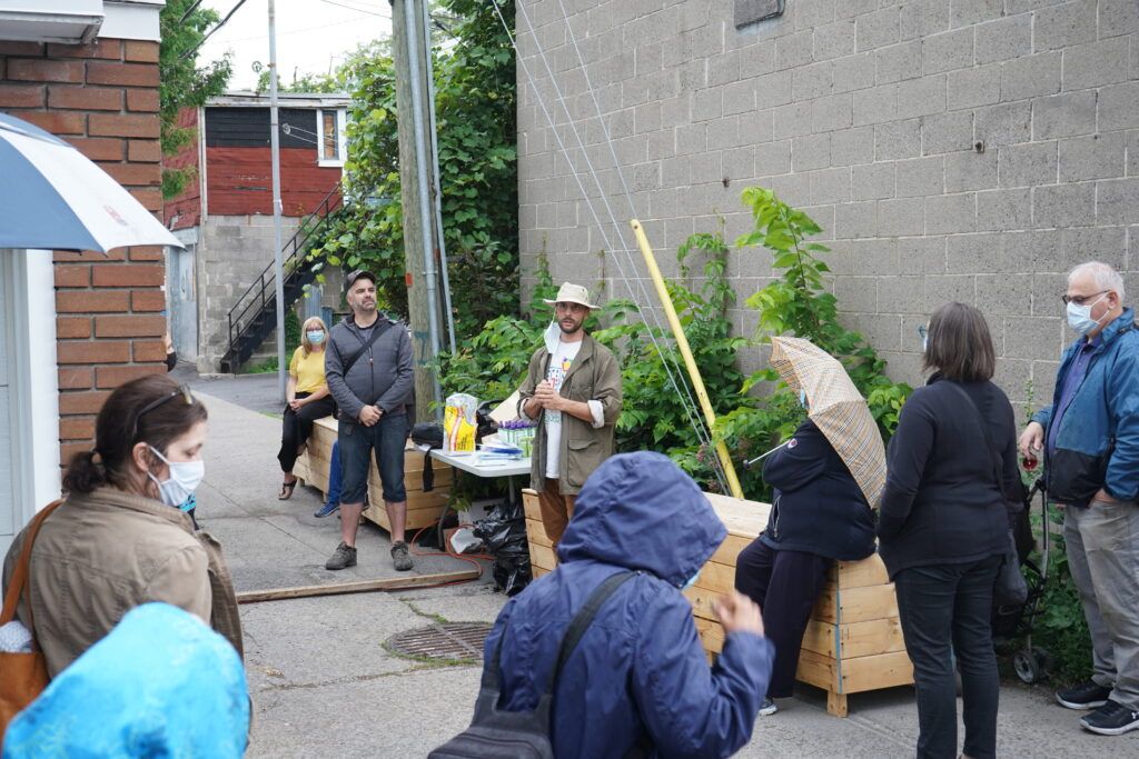 Tempête d'idée en présence de l'artiste muraliste Romain Boz. (Photo JDV – François-Alexis Favreau)