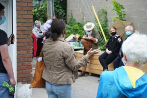 L'artiste muraliste Romain Boz prend des notes dans son calepin. (Photo JDV – François-Alexis Favreau)