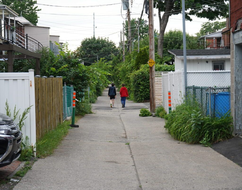 La ruelle entre Berri et Saint-Denis, à la hauteur de Chabanel, reste le terrain de jeu des enfants du quartier. (Photo JDV – François-Alexis Favreau)