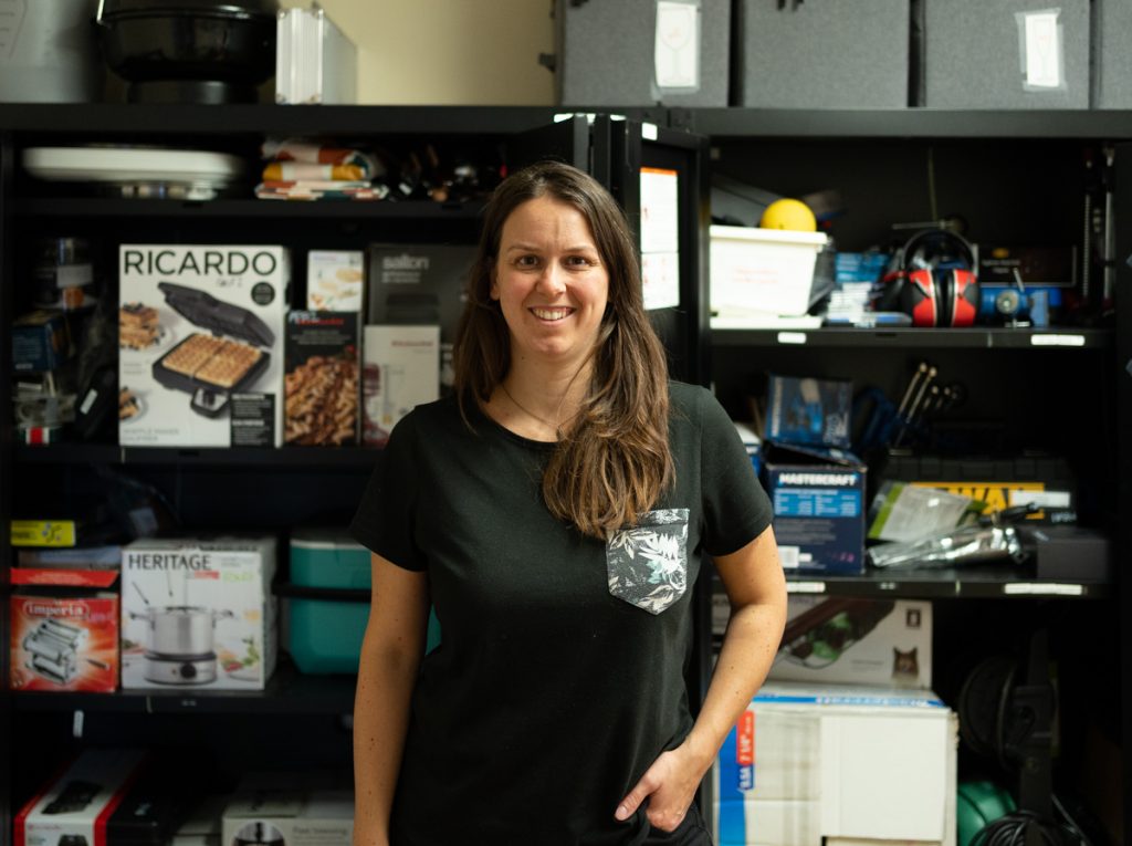 Édith Poudrier, chargée de projet et responsable des animations pour l'outil-O-thèque, à l'Escale verte sur le boulevard Gouin Ouest. (Photo : François Robert-Durand, JDV)