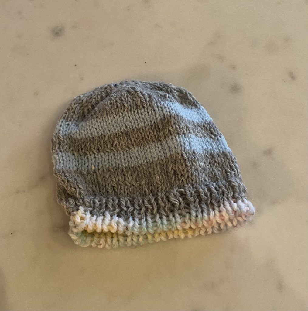 Bonnet de bébé tricoté par une résidente de la Villa Raimbault pour Marwah Rizqy