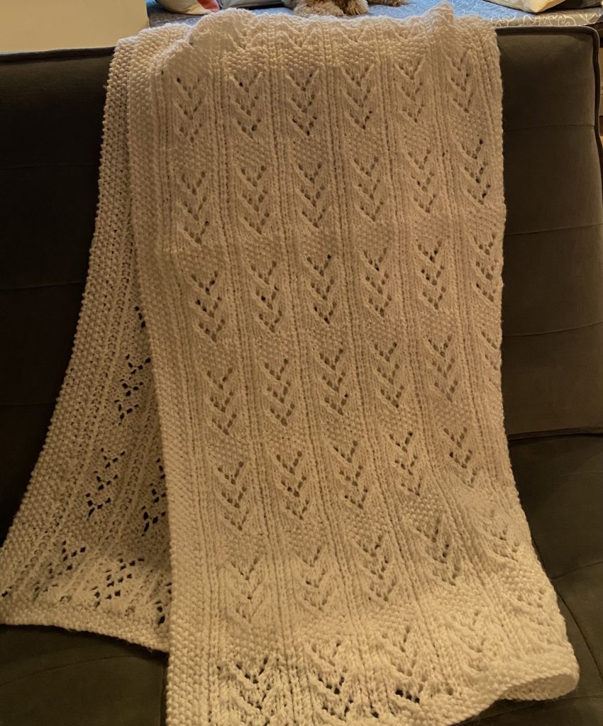 Couverture de bébé tricotée par une électrice pour Marwah Rizqy